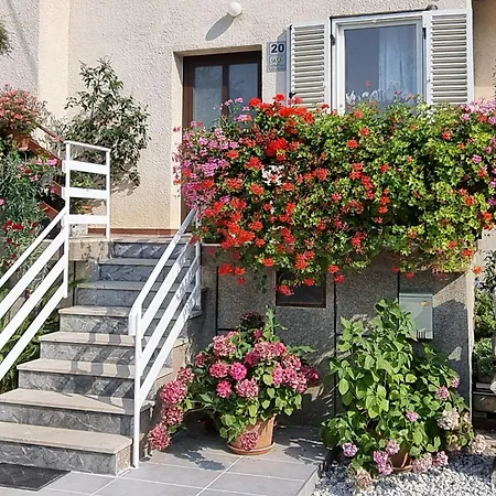 Apartman Lea *